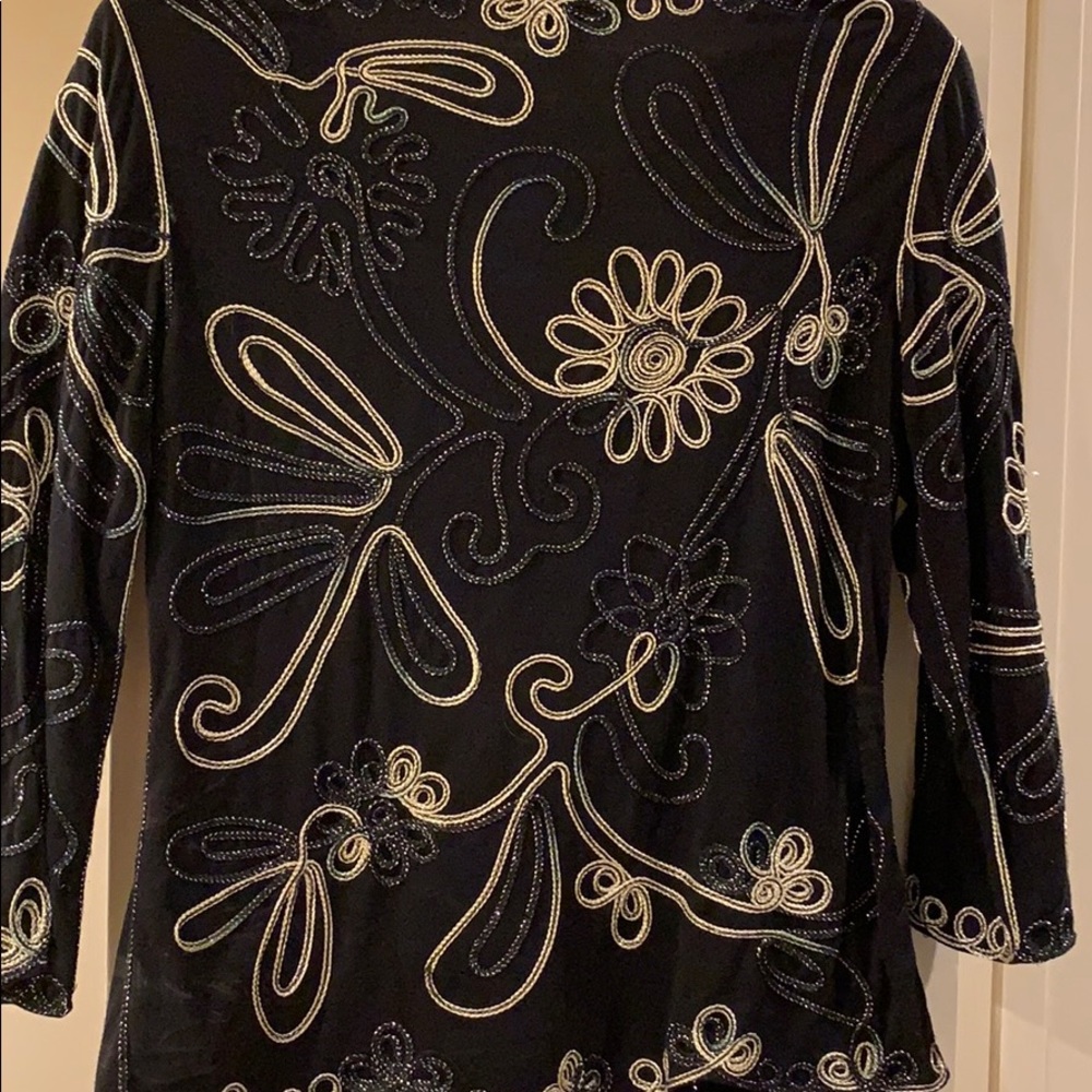 Beautiful Blouse - Picture 4 of 4